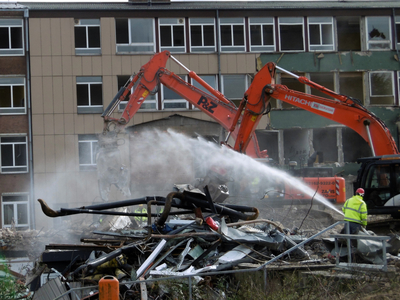 Abriss-Gymnasium-Wasser.jpg